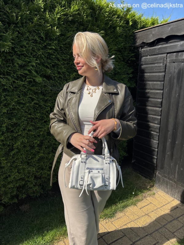 influencer met meerdere gouden sieraden