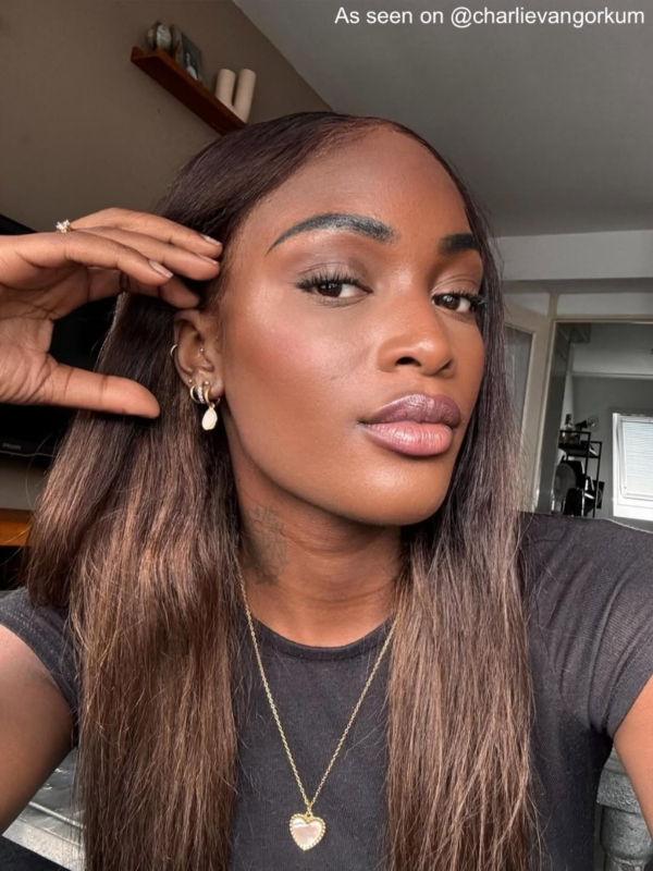 Influencer draagt gouden hartjes ketting