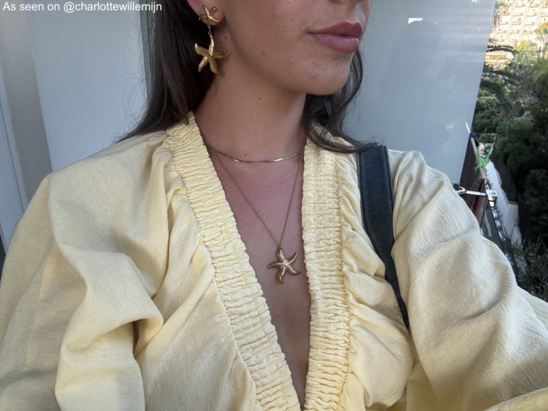 Influencer draagt mini snake ketting
