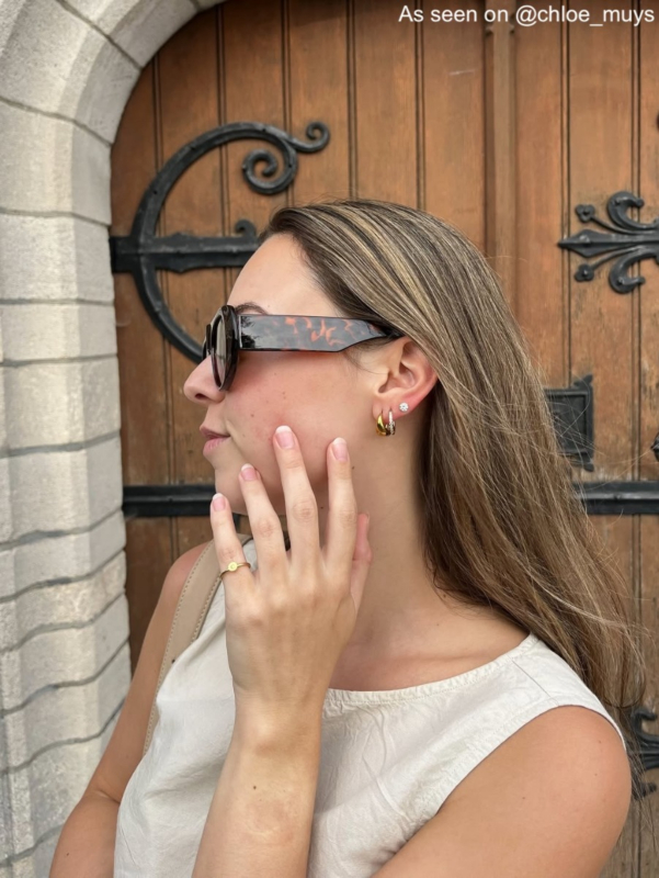 Influencer draagt gouden earparty 