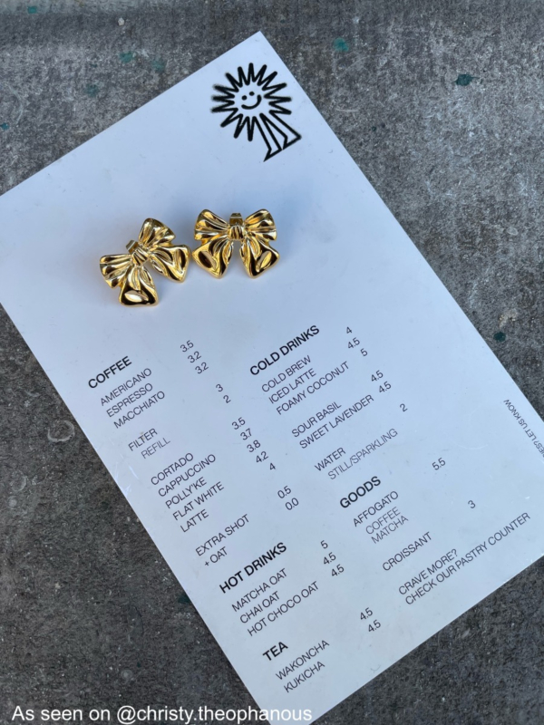Influencer met gouden strik oorbellen