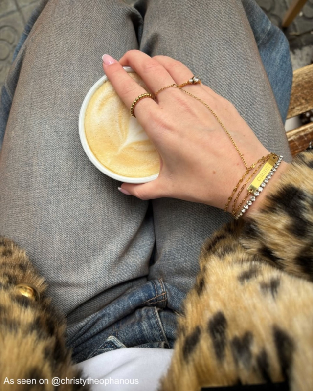 Influencer draagt gouden handchain