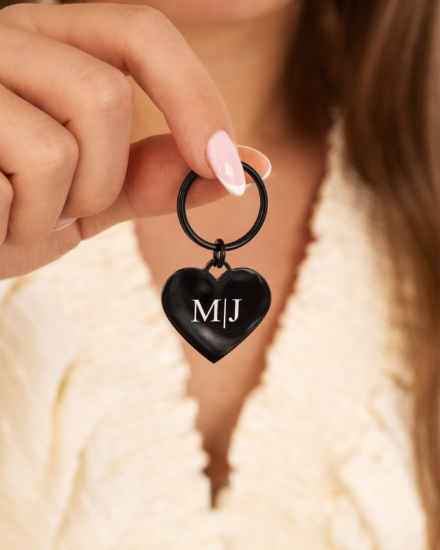 Model met zwarte hartjes sleutelhanger