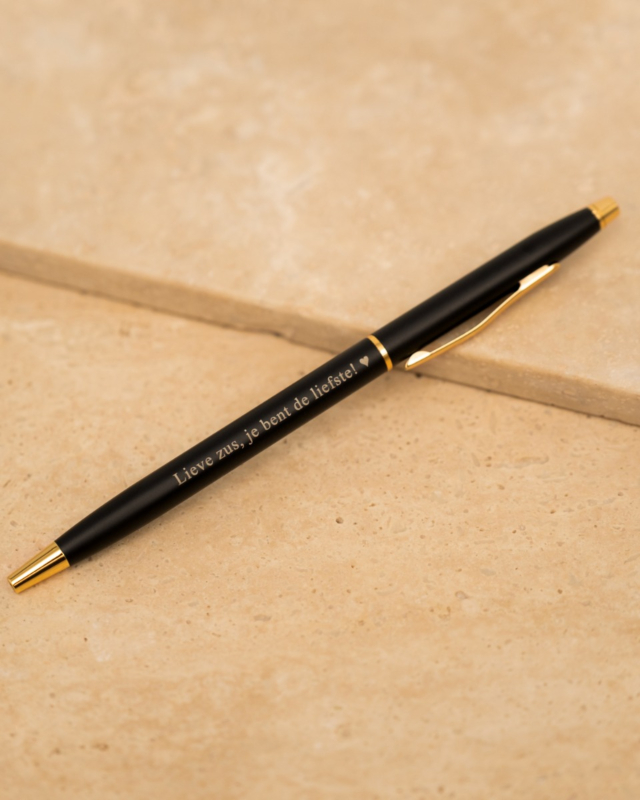 Zwarte pen met gravering