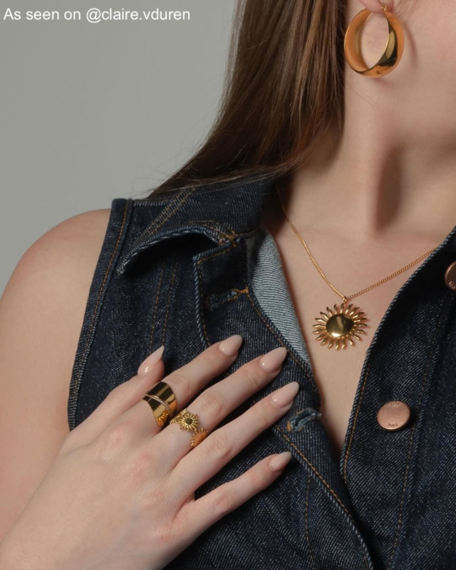 Influencer met gouden sieraden