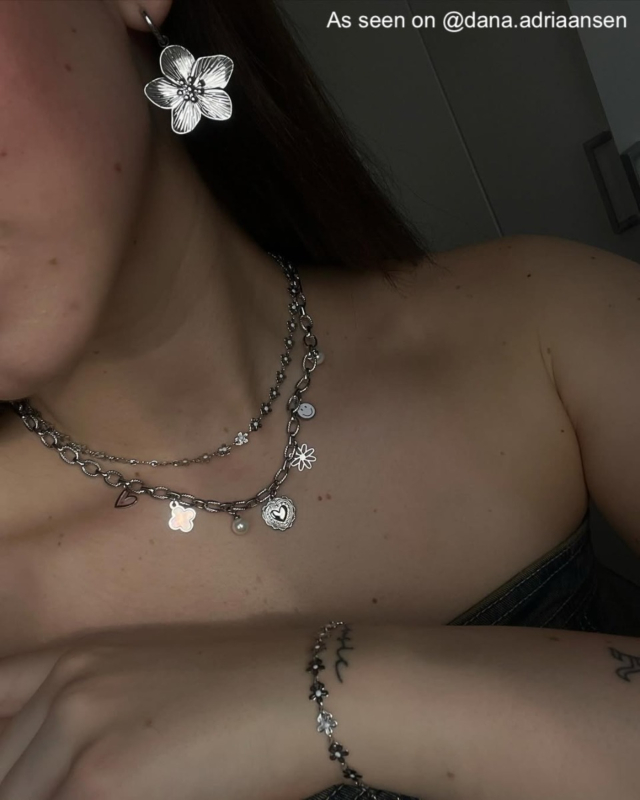 Influencer met bloemetjes look