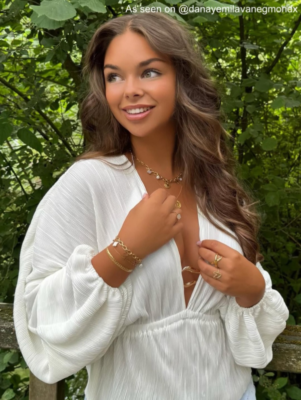 Influencer met gouden armband
