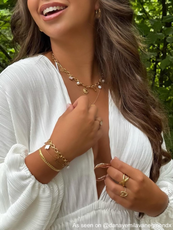 meisje met bruin haar en gouden sieraden