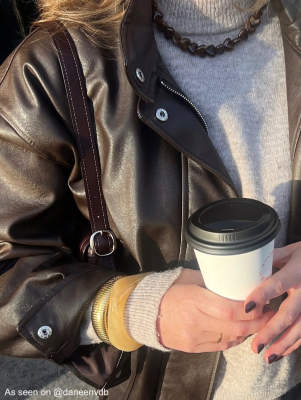 Influencer draagt gouden statement bangle