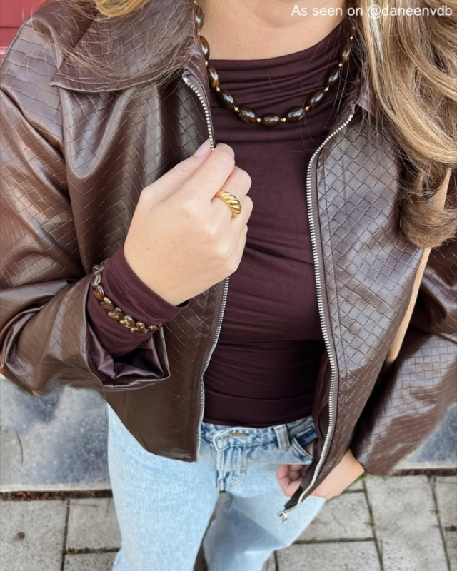 influencer draagt chunky ring goudkleurig