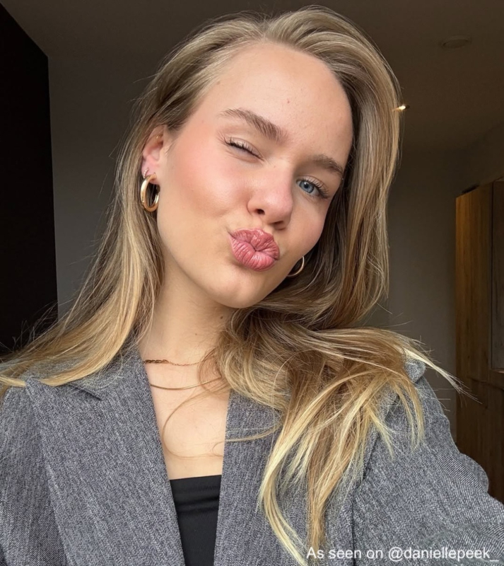 Influencer met gouden oorringen