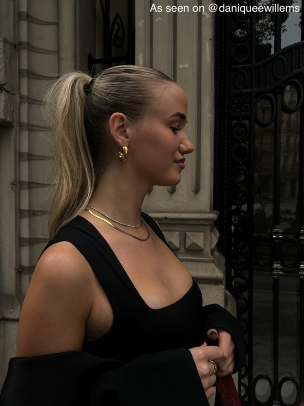 influencer draagt plat kettinkje goud