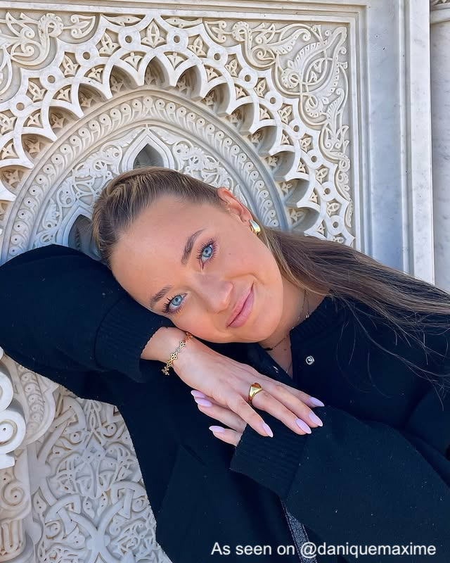 Influencer met gouden sieraden