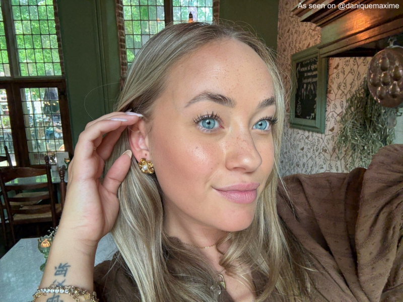 Influencer met goud sieraad