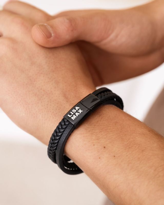 Zwart dubbele leren armband met namen voor heren