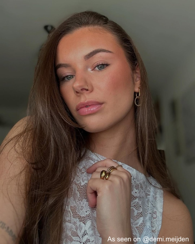 Influencer met gouden sieraden van finaste