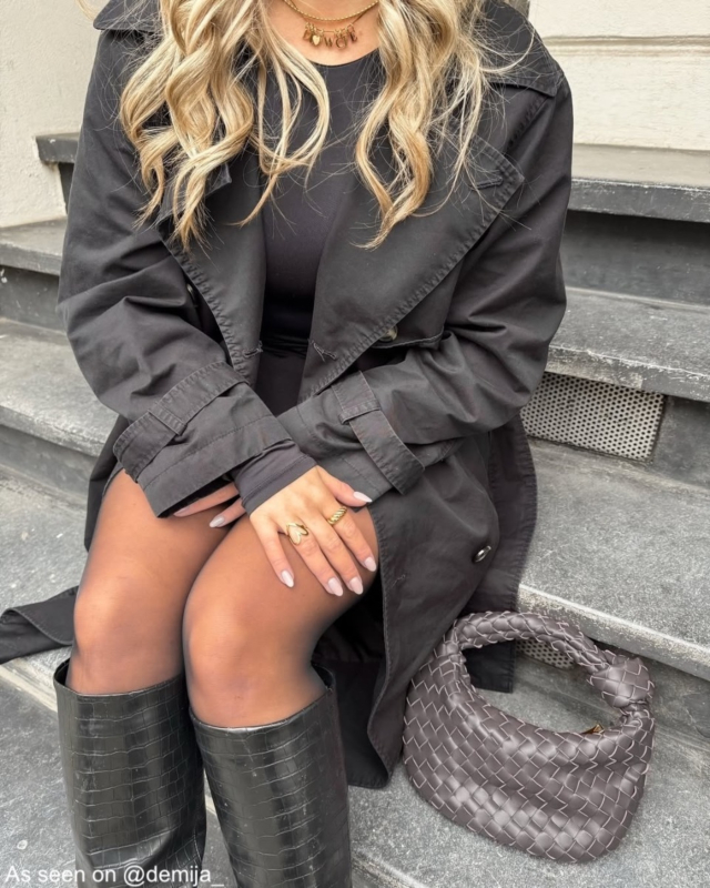 Influencer draagt gouden heart ring