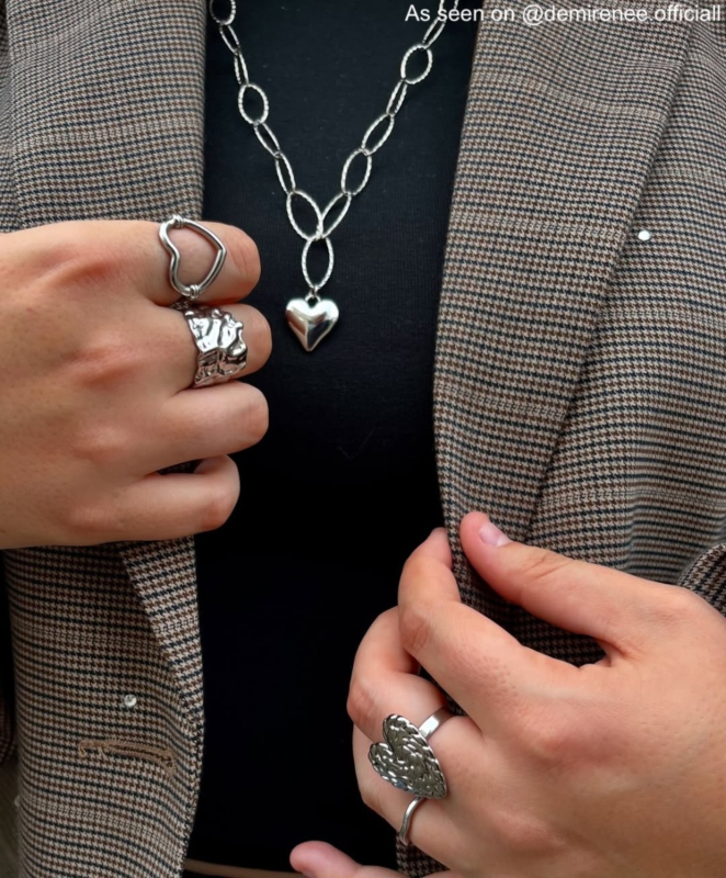 Influencer draagt chunky zilveren hartjes ring