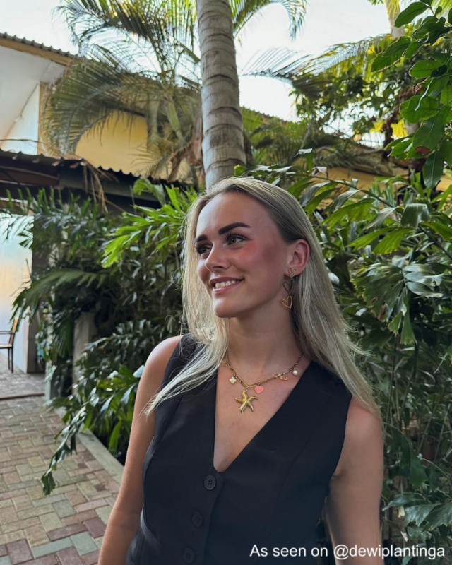 Influencer met trendy sieraden