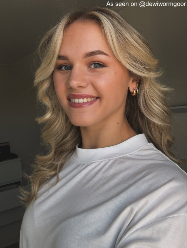 Influencer met gouden mini teardrops oorbellen