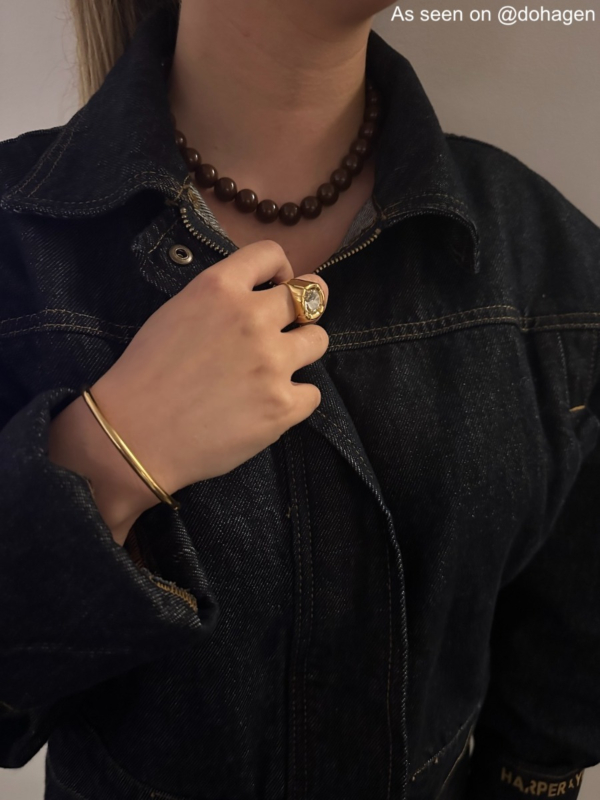 Influencer draagt gouden statement ring