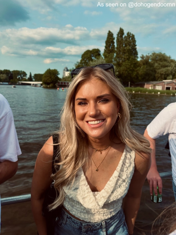 Influencer met triple oorbellen.