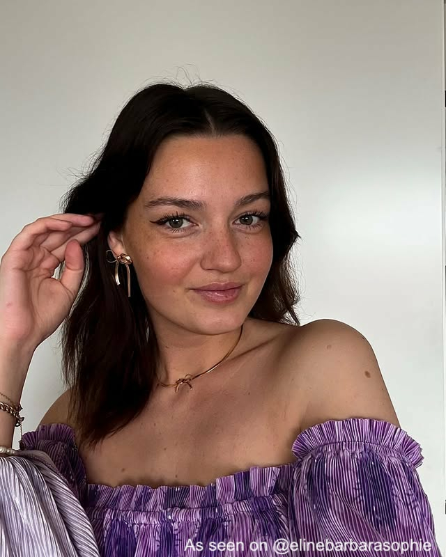Influencer met strikjes sieraden