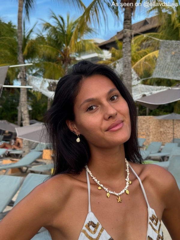 Influencer met gouden oorringetjes schelp 