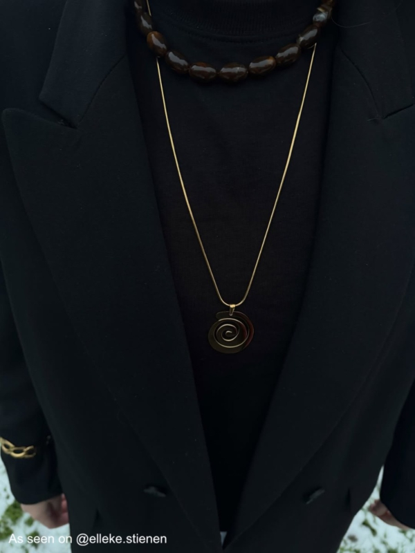 Influencer draagt bruine kralen ketting