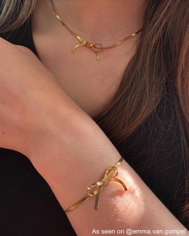 influencer met Finaste strikjes ketting 