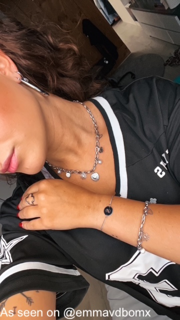 Influencer met zilveren sieraden
