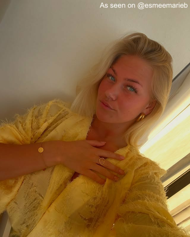 Influencer met gouden sieraden look