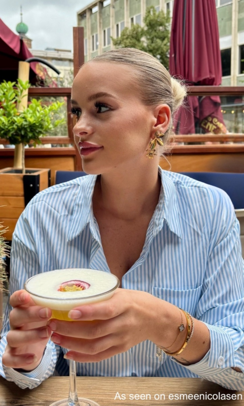 Influencer met gouden oorbellen
