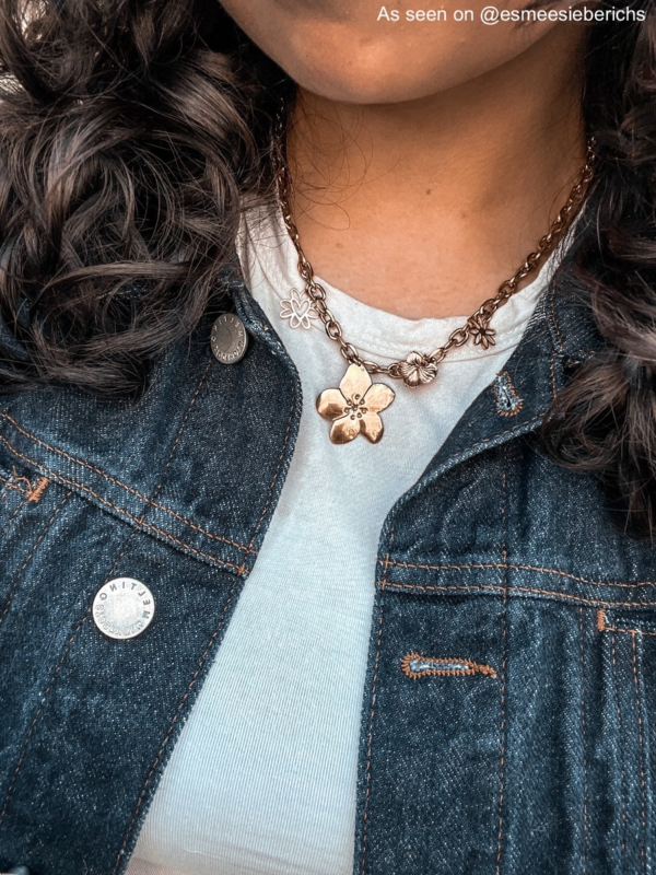 Influencer met bedel bloem ketting. 