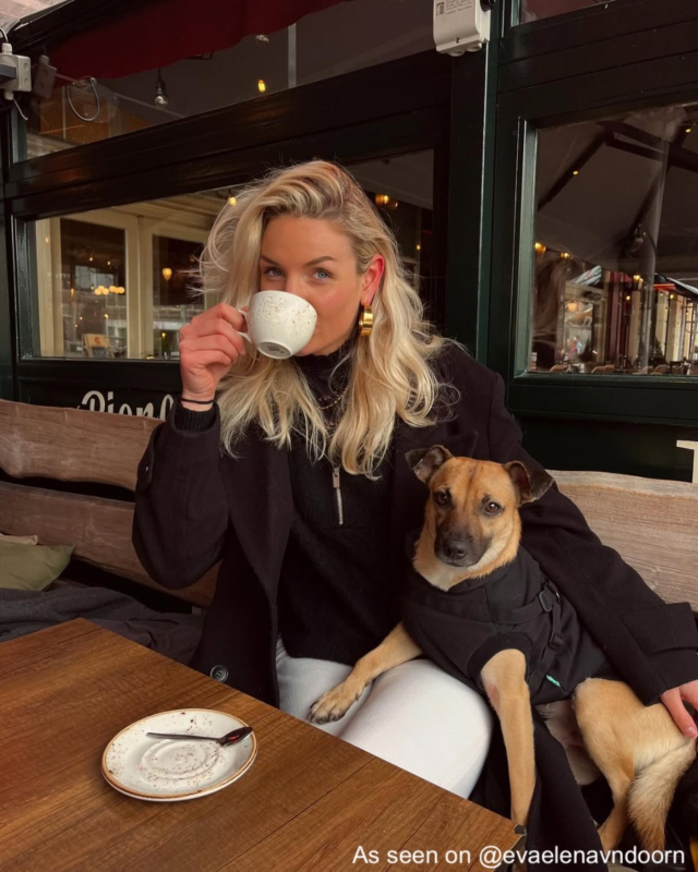 Influencer met gouden statement oorbellen