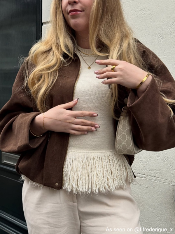 Influencer draagt gouden handchain