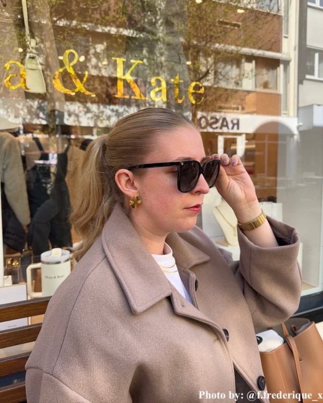 influencer met stud oorbellen