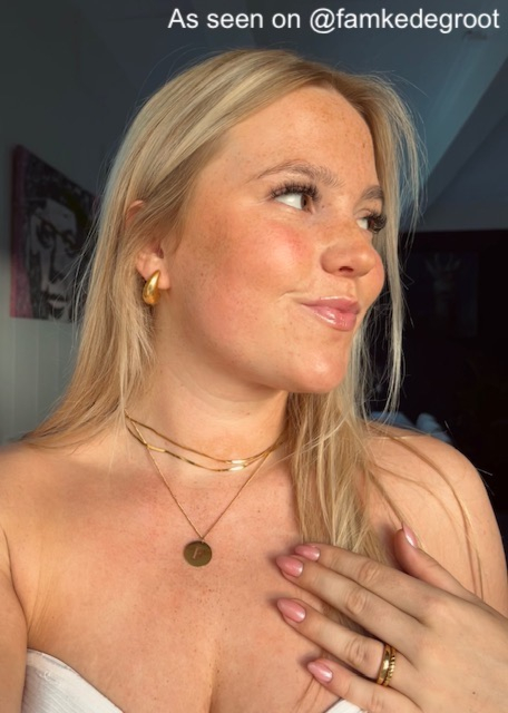 Influencer draagt gouden druppel oorbellen