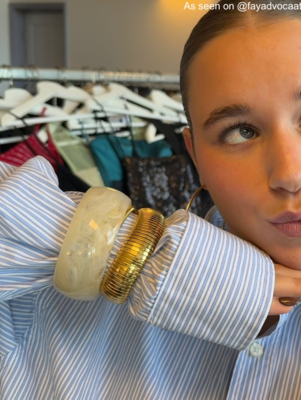 influencer draagt jade bangle wit