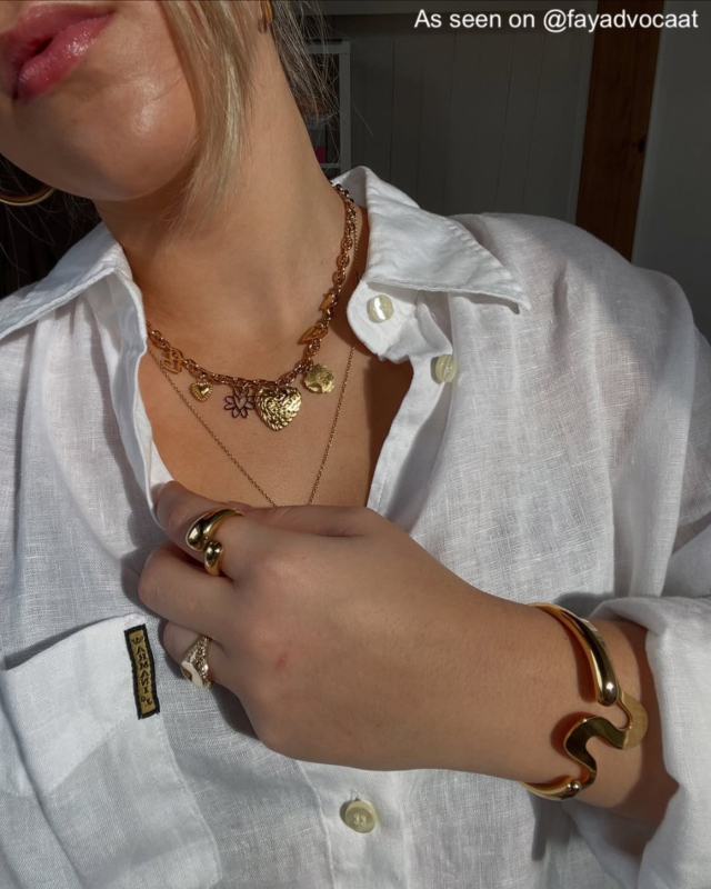 Influencer met een bedel ketting. 