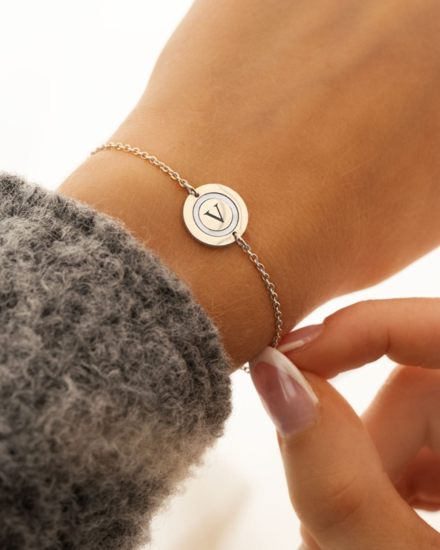 Zilveren initial armband bij model