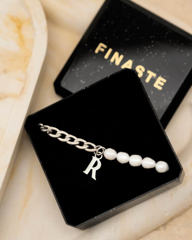 Zilveren parel armband met letter in sieradendoosje