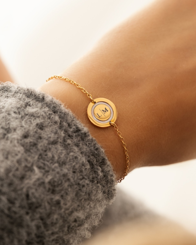 2 initialen armband om pols