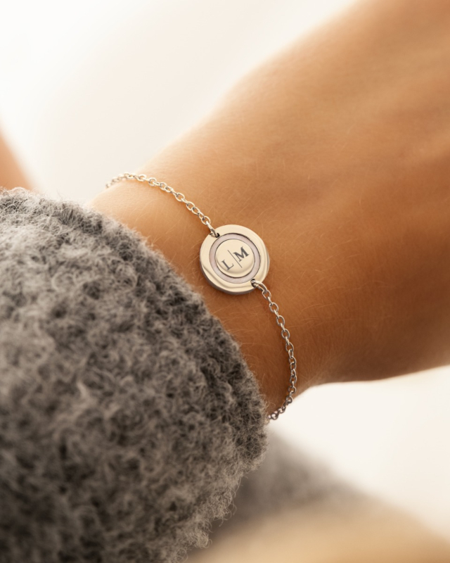 Zilveren initial armband om pols