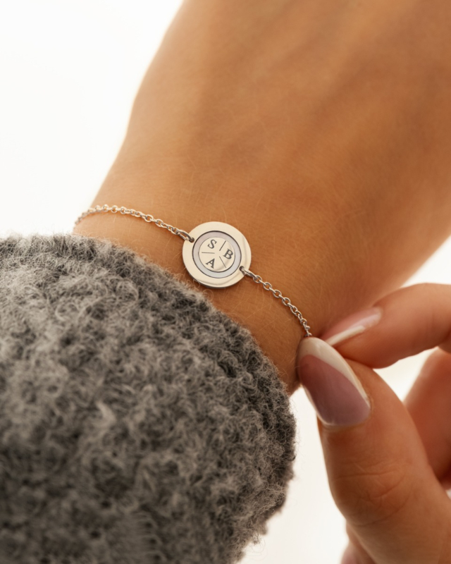 Zilveren initialen armband om pols