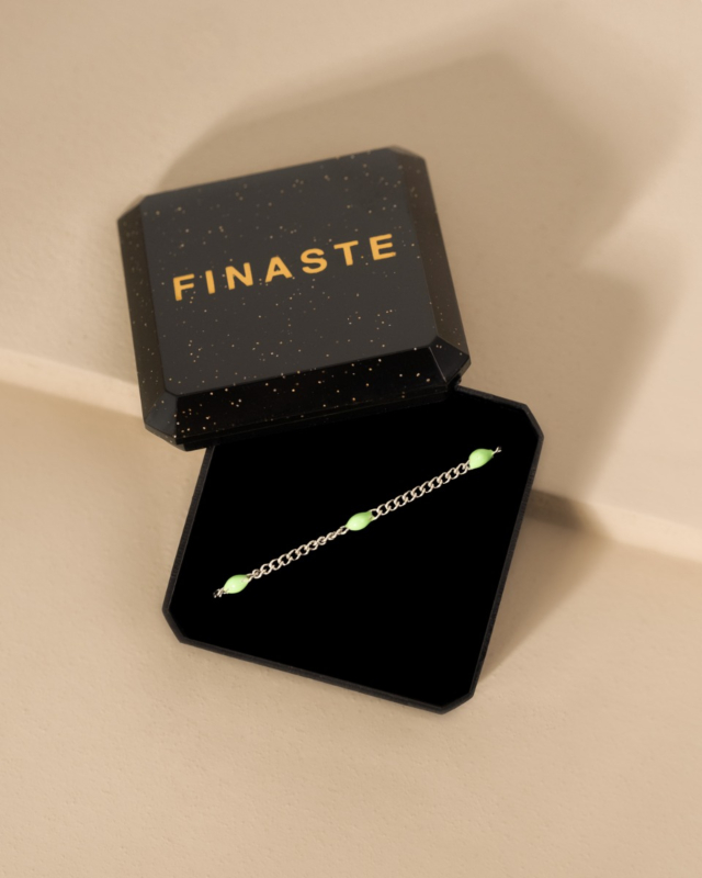 Zilveren bolletjes armband groen in sieradendoosje
