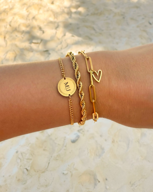 Gouden armparty met gravering