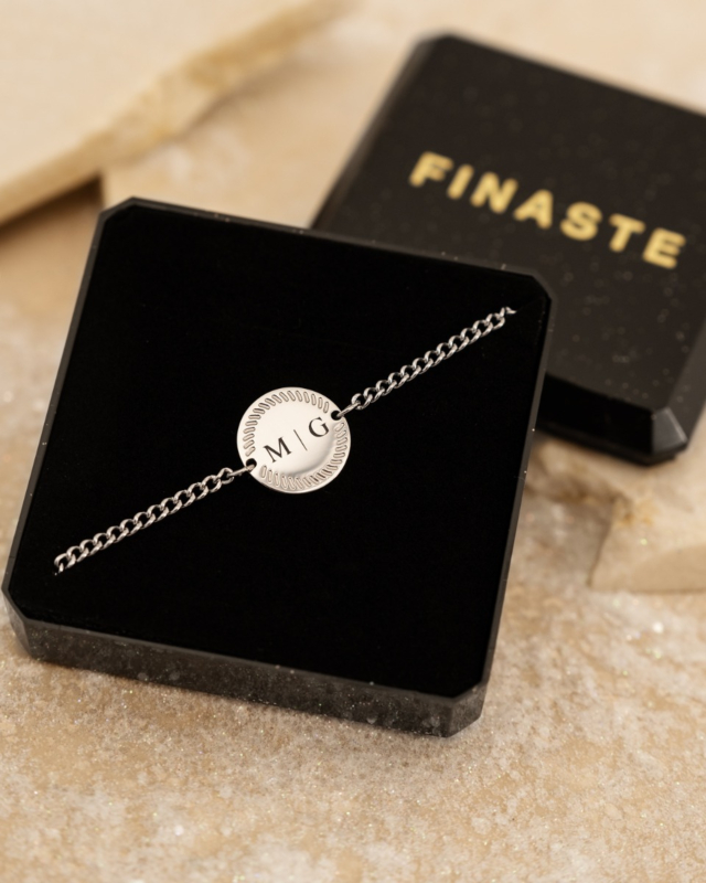 Zilveren graveerbare armband in sieradendoosje