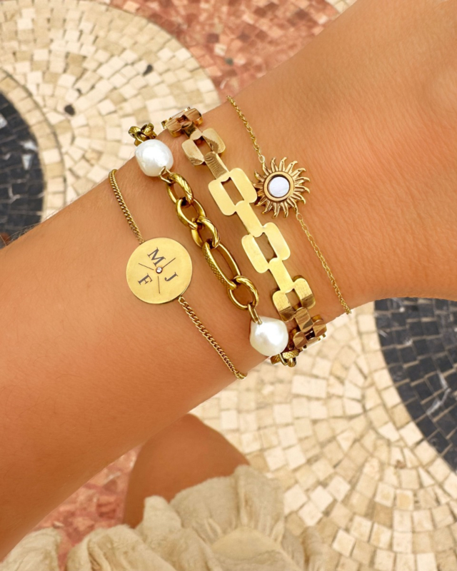 Gouden armparty met parels