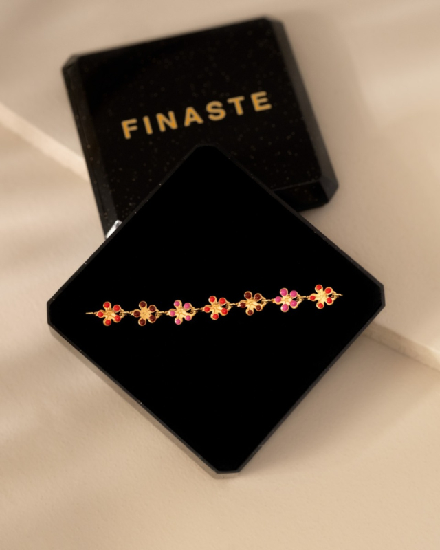 gouden armbandje met gekleurde bloemetjes in sieradendoosje